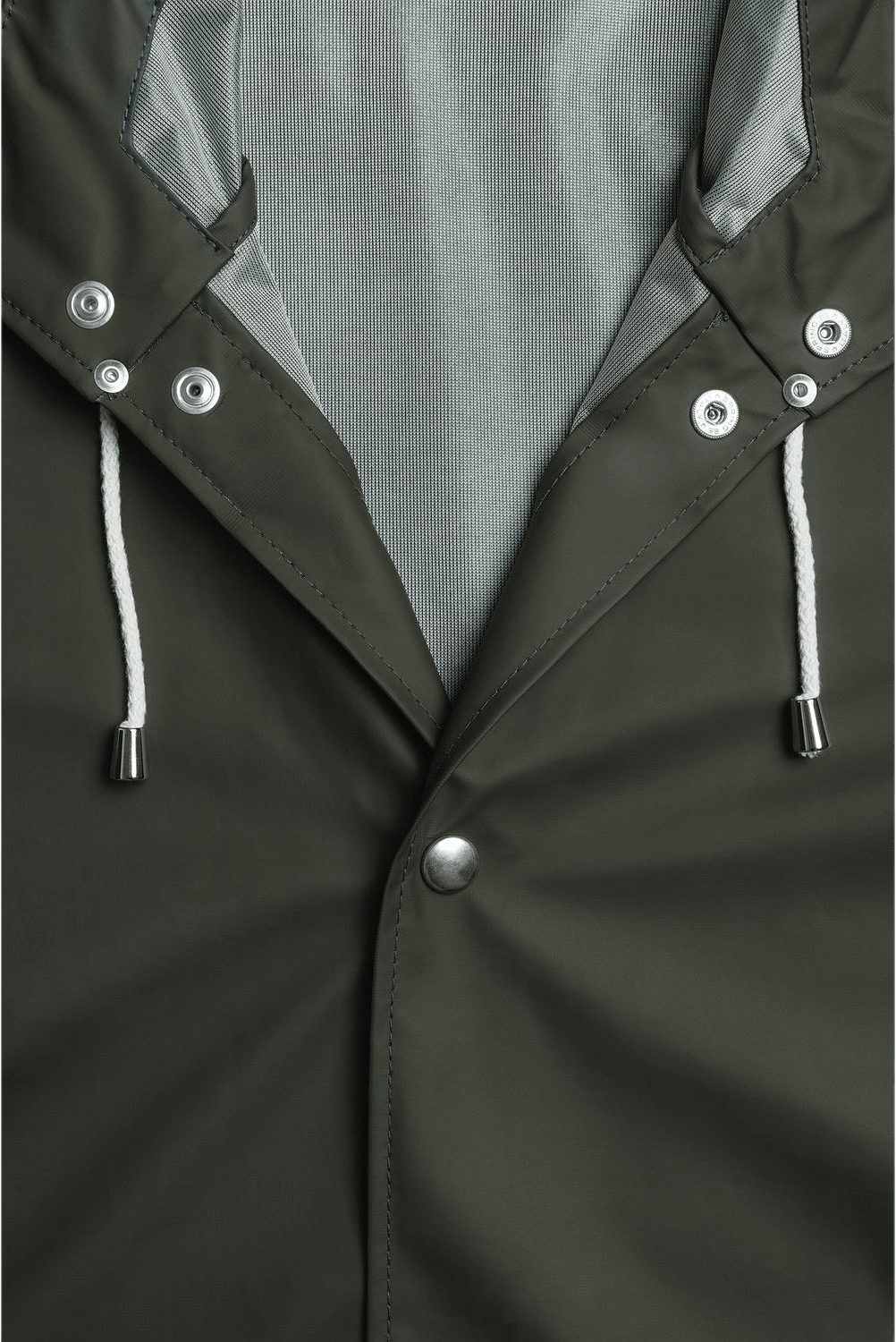 Stockholm Lightweight Raincoat, från Stutterheim, i färgen green.