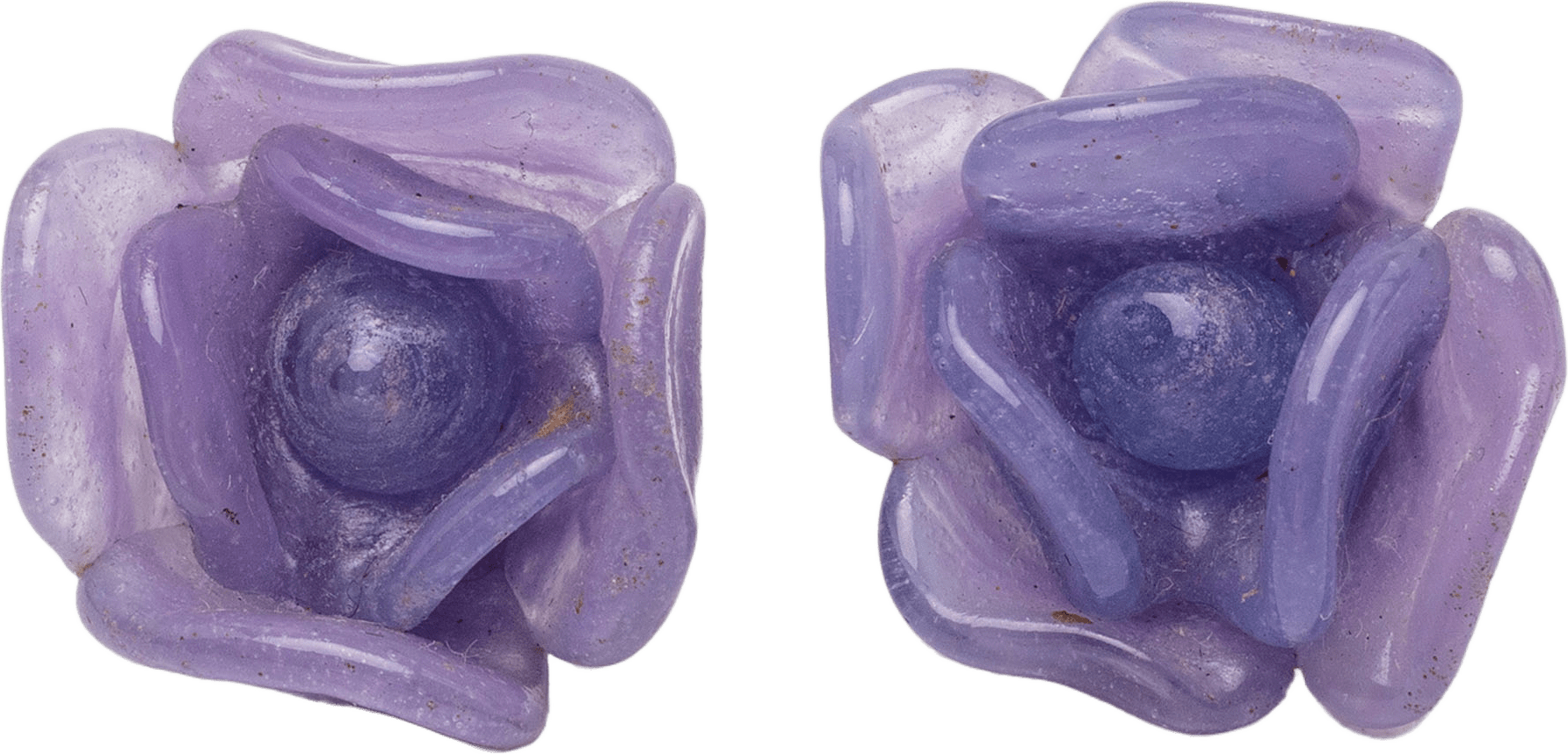 Chanel Resin Camellia Earrings, från Luxclusif, i färgen purple.