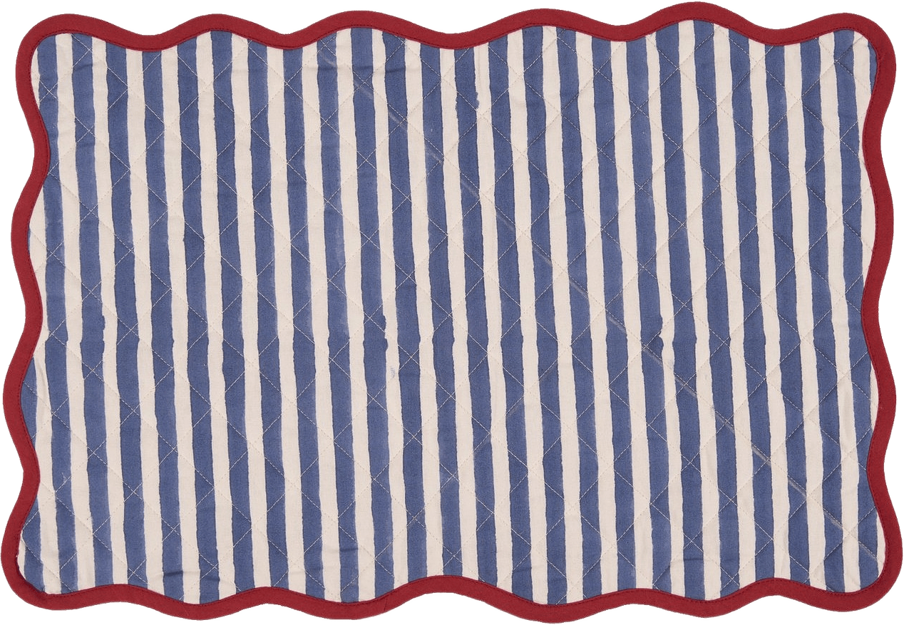 Scallop Quiltad Bordstablett - 33x48 Cm, från Pick A Poppy, i färgen dark blue.