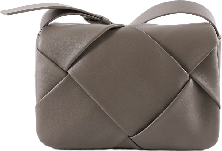 Flätad crossbody BRENDA, från Carin Wester, i färgen Mole.