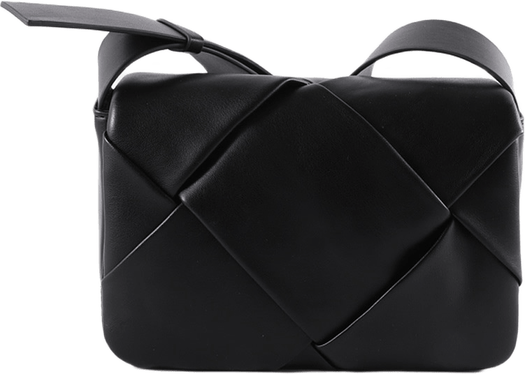 Flätad crossbody BRENDA, från Carin Wester, i färgen Black.