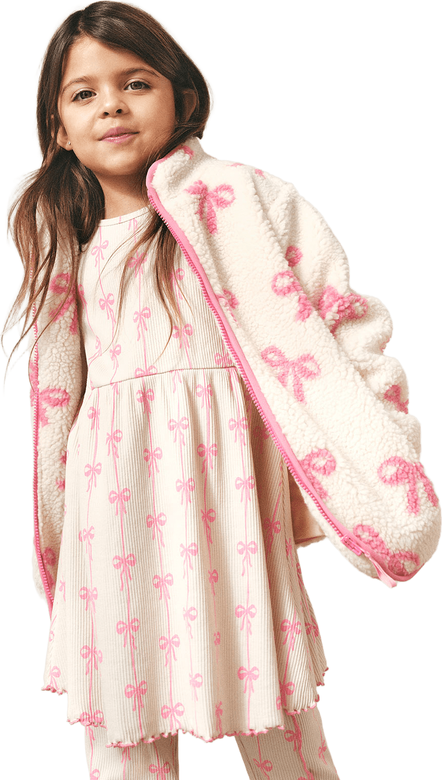 Ribbstickad klänning CHERRY, från RIKIKI, i färgen Pink Bow.