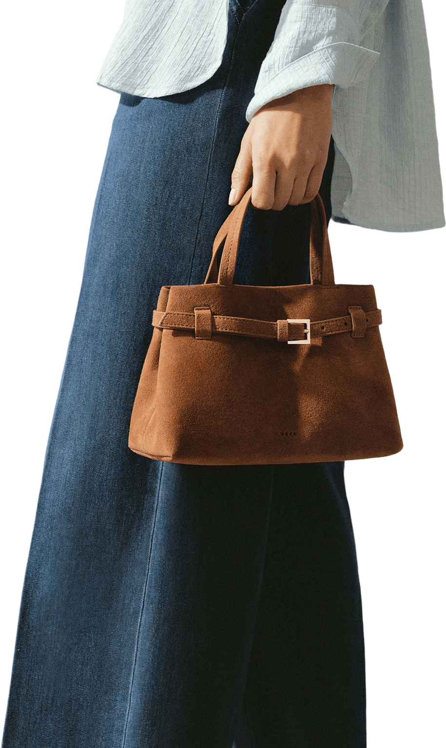 Liten crossbody i mocka TIA, från Wera, i färgen Cognac Suede.