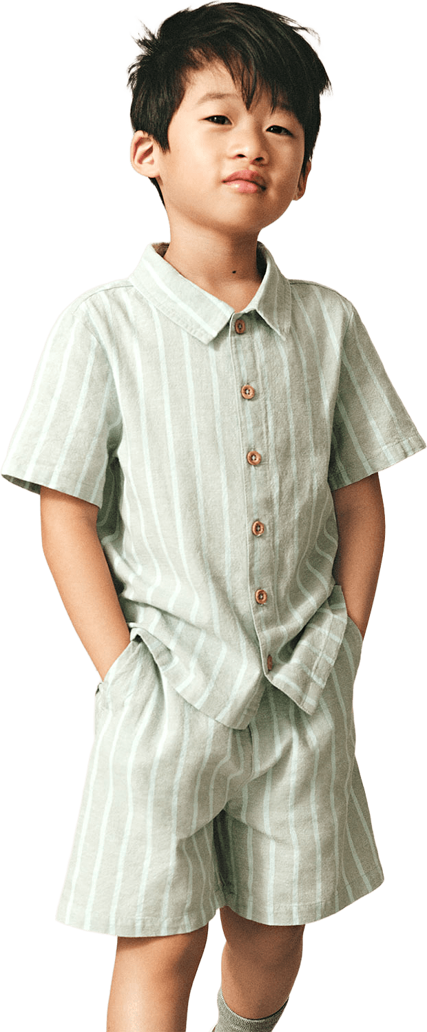 Randig skjorta i linnemix BEN, från RIKIKI, i färgen Green/Blue Stripes.