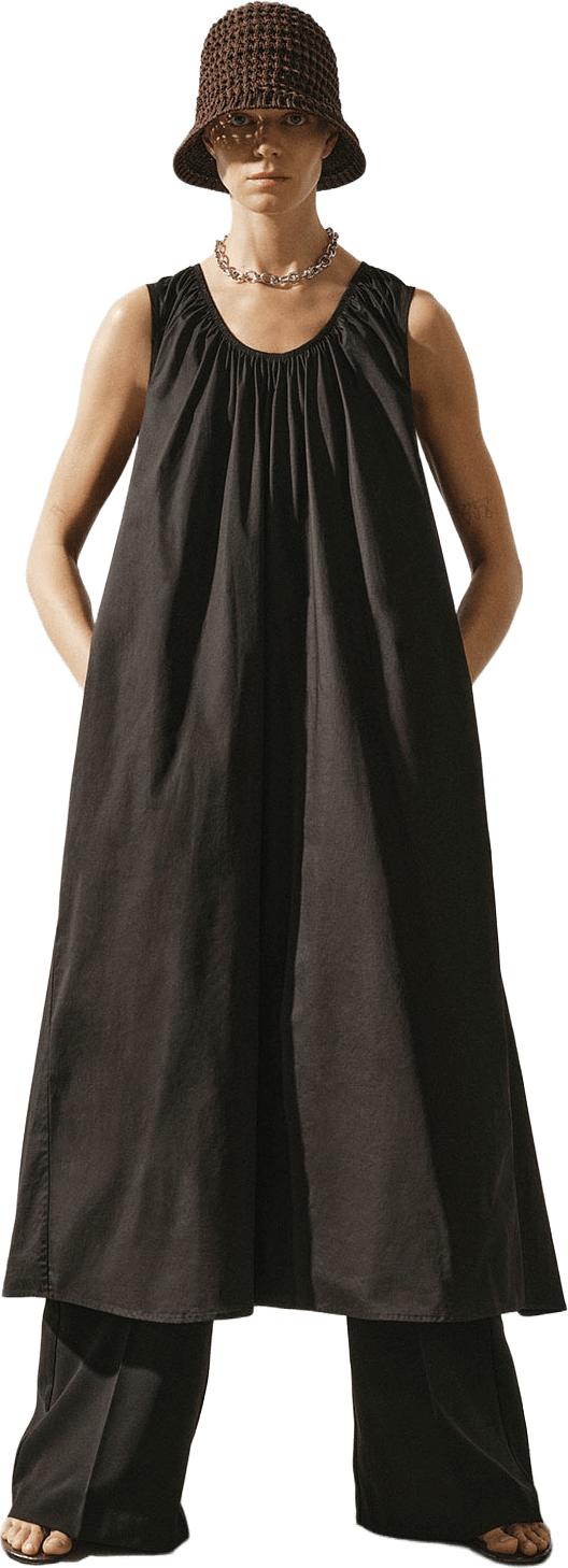 Ärmlös klänning POPPY, från Wera, i färgen Black.