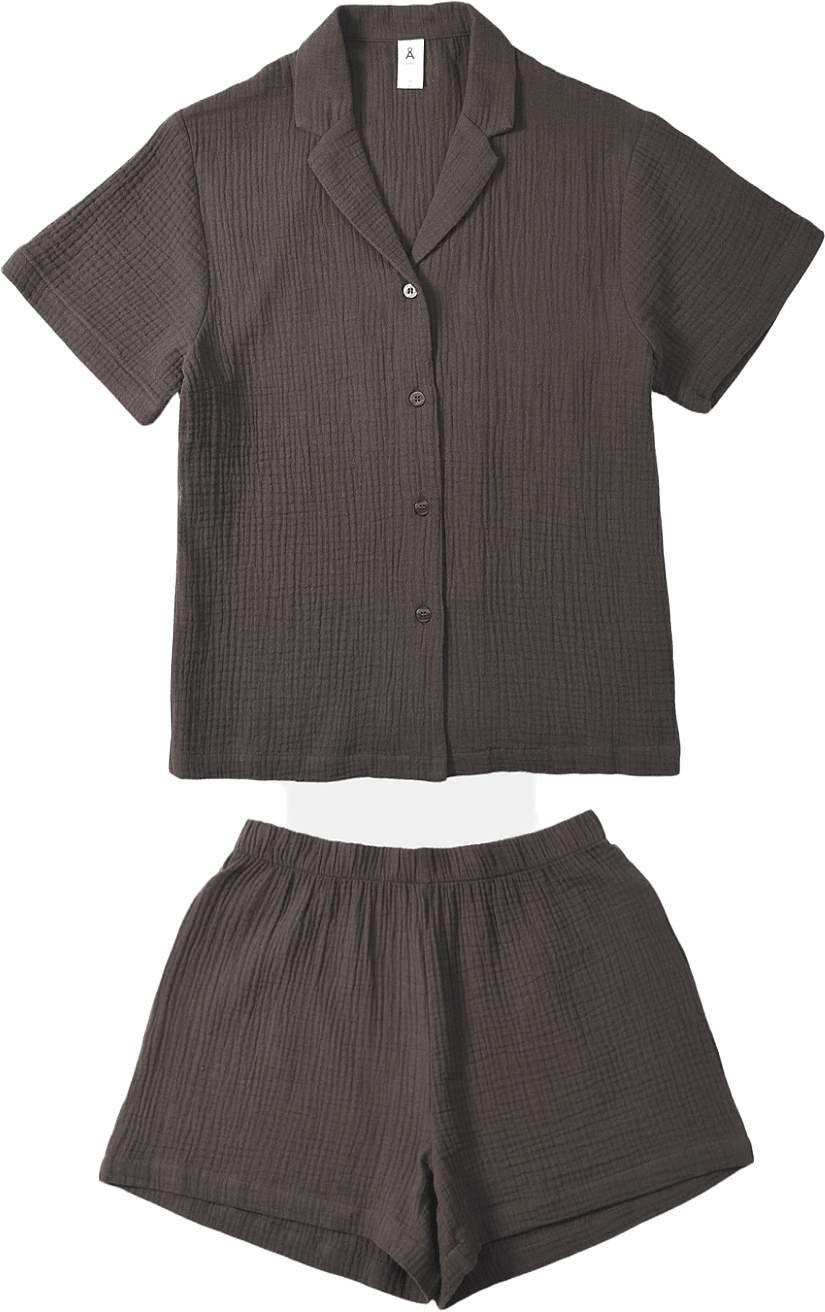 Pyjamas i bomullsmuslin MIO, från Å WOMAN, i färgen Dark Brown.