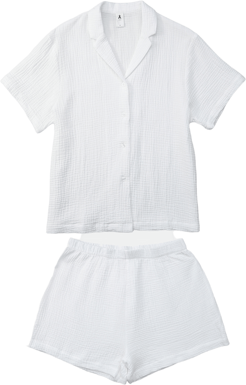 Pyjamas i bomullsmuslin MIO, från Å WOMAN, i färgen Off White.