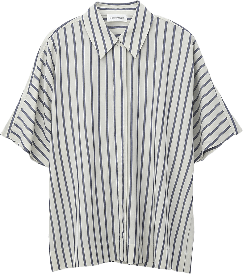 Croppad viskosblus KARLA, från Carin Wester, i färgen Blue Stripe.
