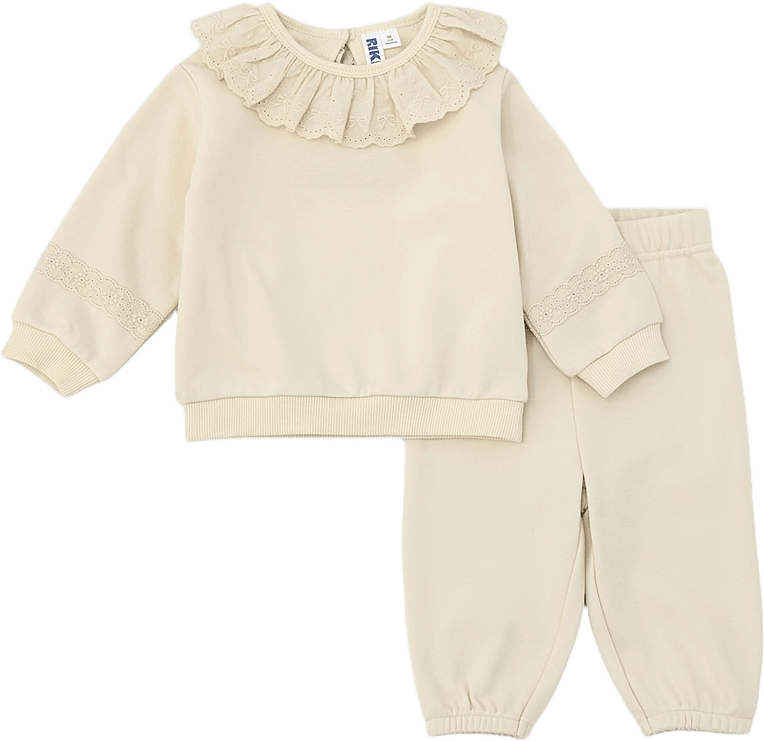 Mjukisset med volang LILYLO, från RIKIKI, i färgen Off White.