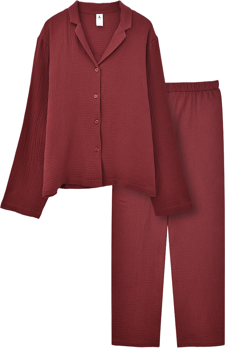 Pyjamas i bomullsmuslin MILLE, från Å WOMAN, i färgen Wine.