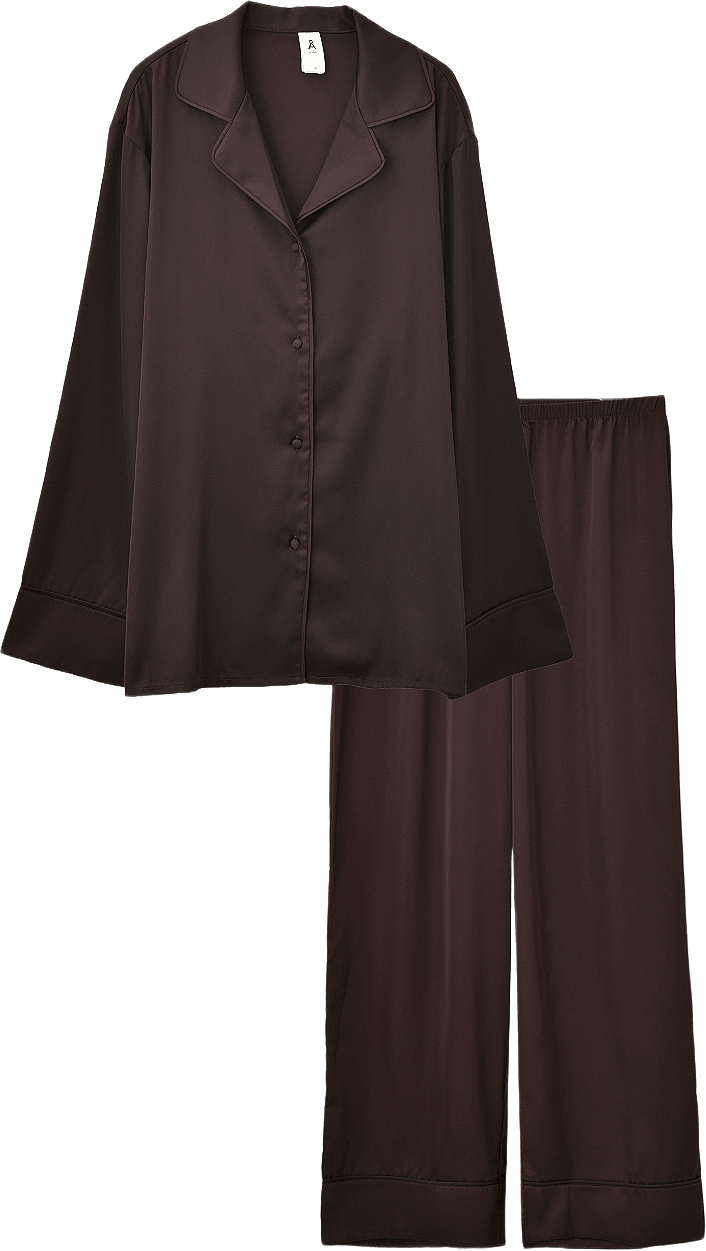 Långärmad pyjamas VIVIENNE, från Å WOMAN, i färgen Dark Brown.