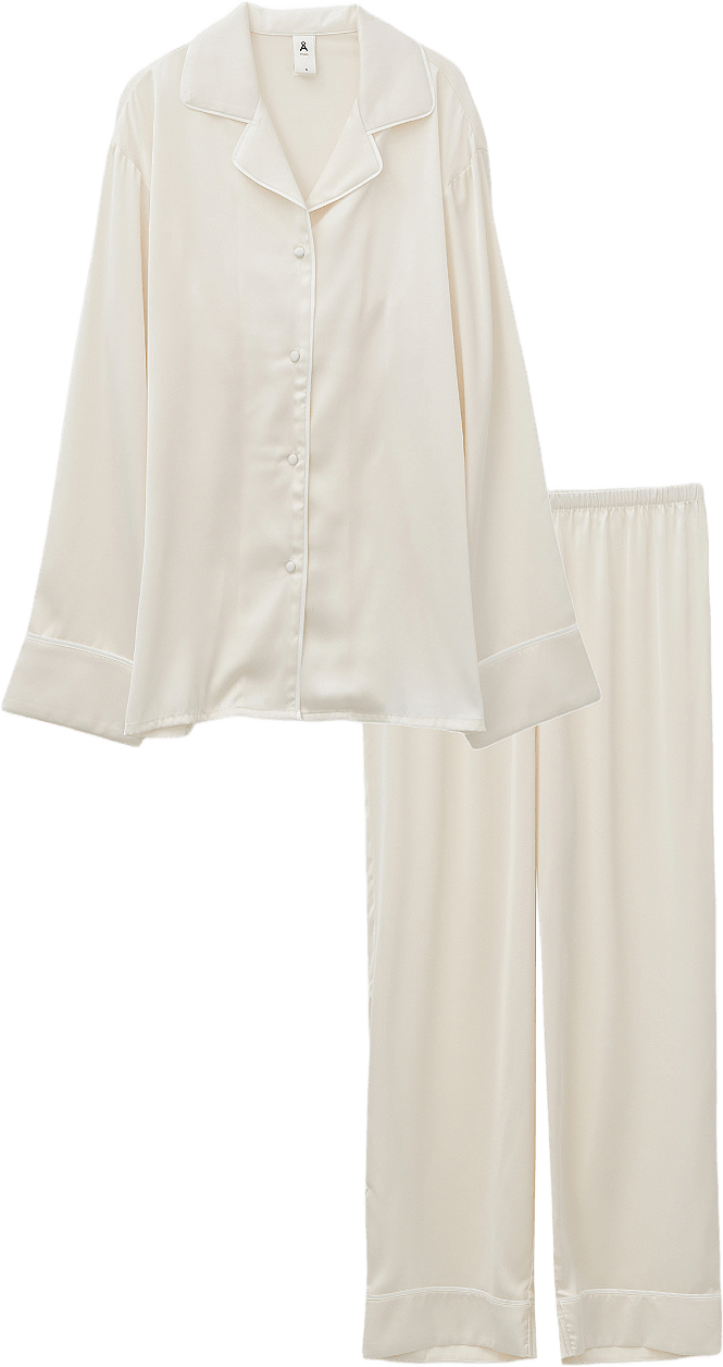 Långärmad pyjamas VIVIENNE, från Å WOMAN, i färgen Off White.