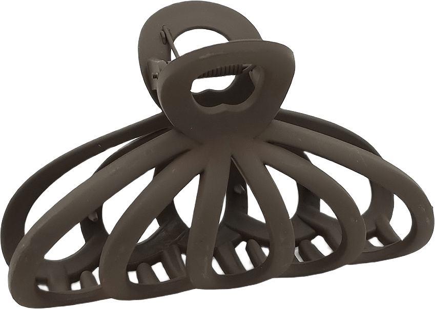 Större hårklämma i gummi, från Complement, i färgen brown.