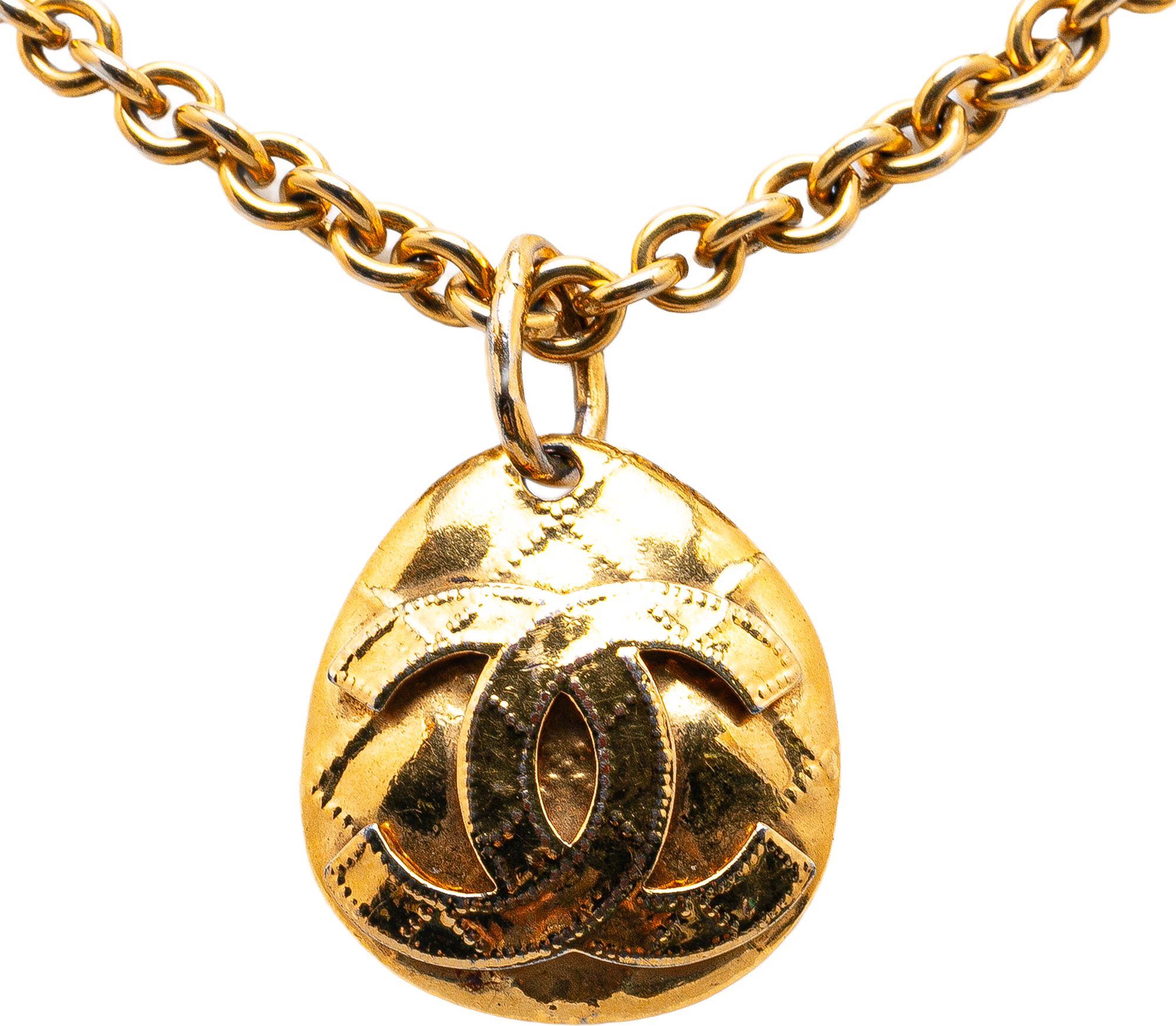 Chanel Gold Plated Cc Round Pendant Necklace, från Luxclusif, i färgen gold.