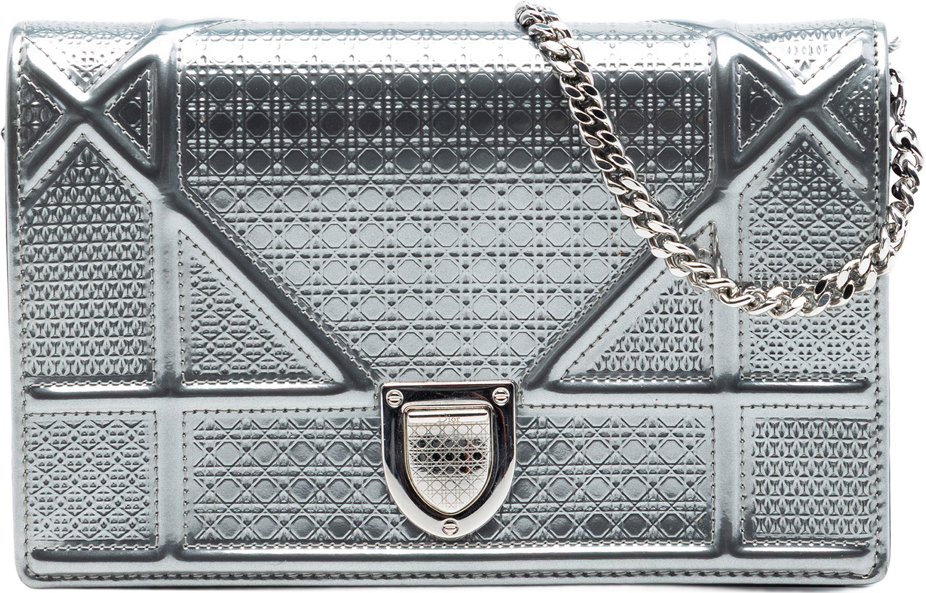 Dior Metallic Patent Microcannage Diorama Wallet On Chain, från Luxclusif, i färgen silver.