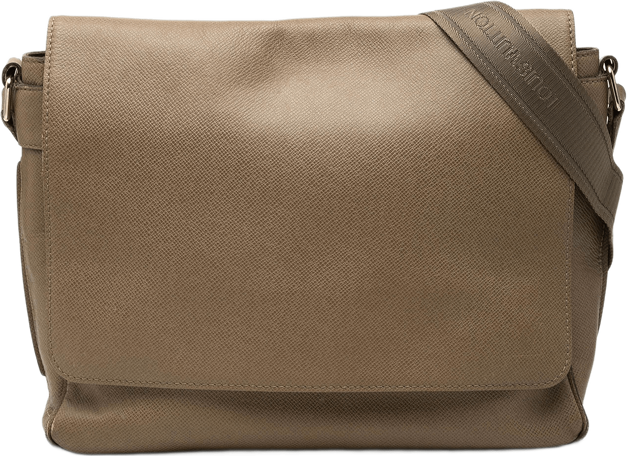 Louis Vuitton Taiga Roman Mm, från Luxclusif, i färgen brun.