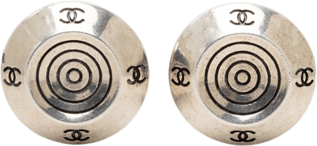 Chanel Cc Brass Target Round Clip On Earrings, från Luxclusif, i färgen silver.