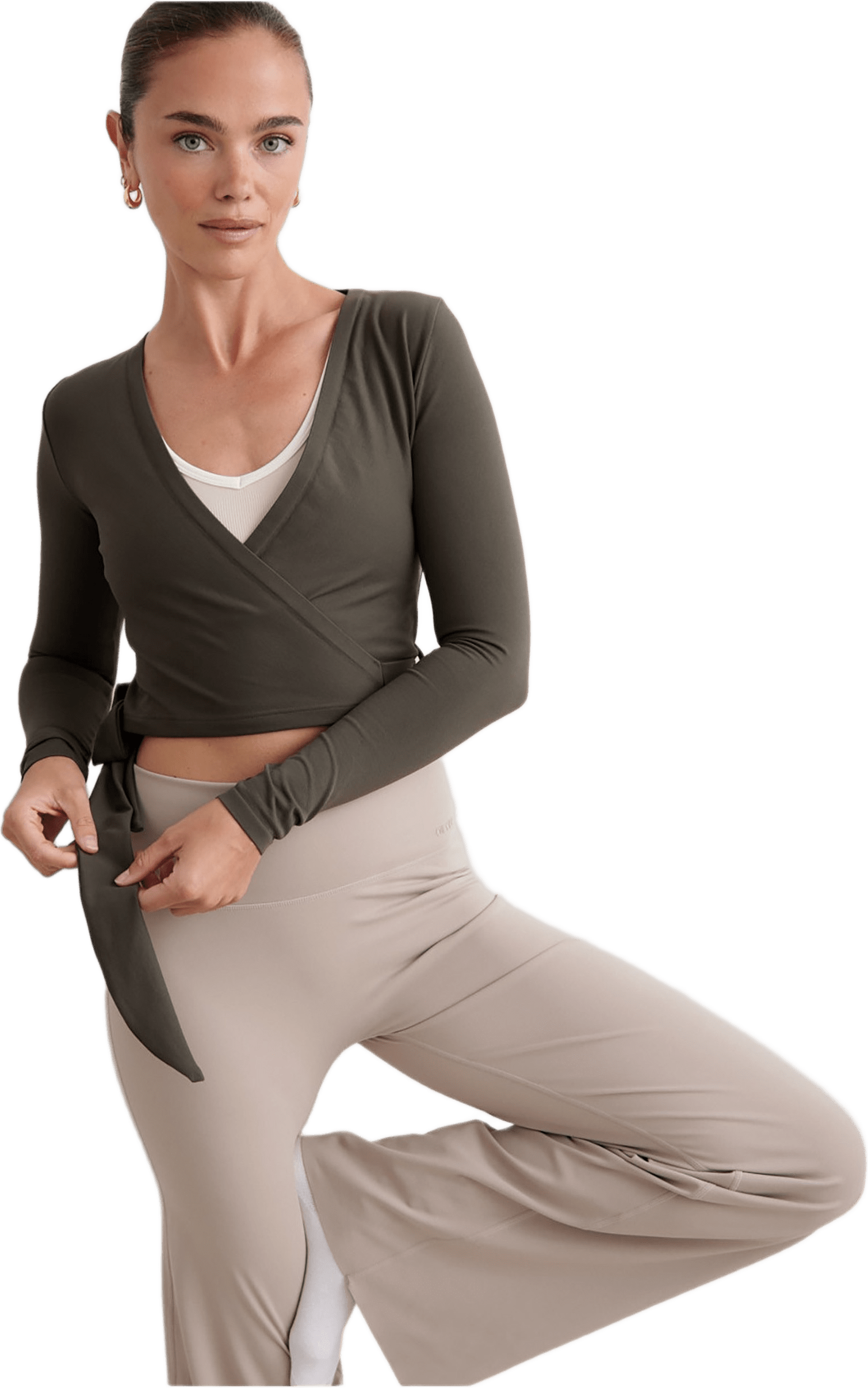 Shape Seamless Wrap Long Sleeve, från aim'n, i färgen dark ivy.