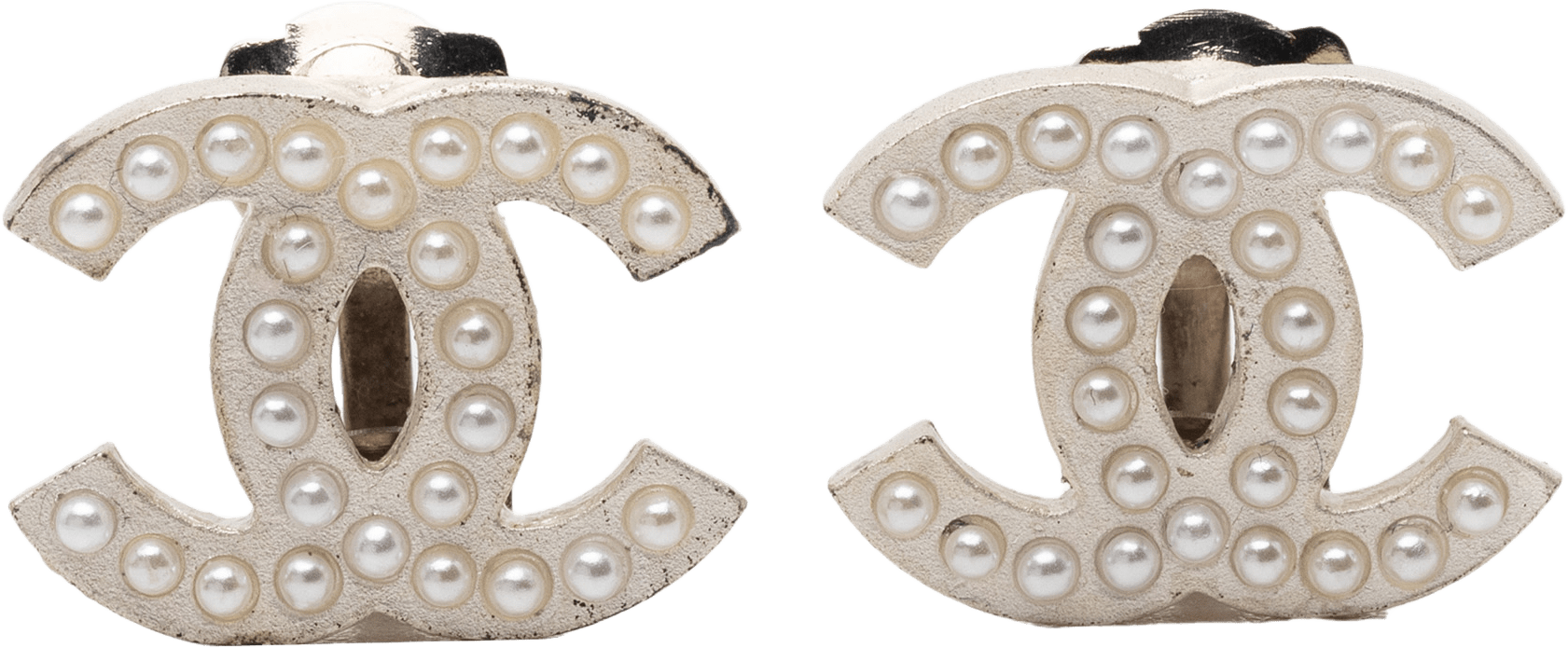 Chanel Cc Gold Plated Pearl Stud Clip On Earrings, från Luxclusif, i färgen light gold.