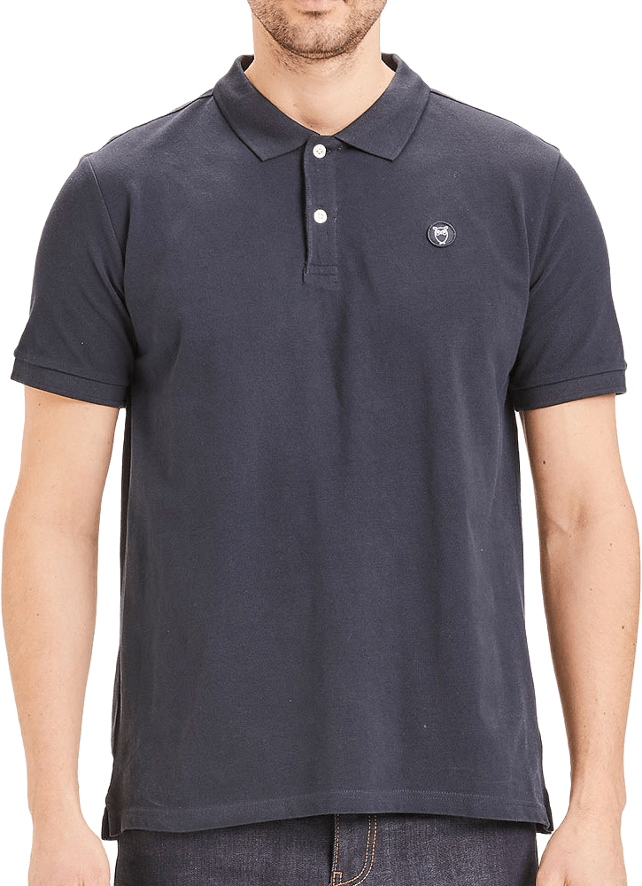 TOKE basic badge polo - GOTS/Vegan, från Knowledge Cotton Apparel, i färgen Total Eclipse.