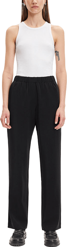 Hoys Straight Pants, från SAMSOE SAMSOE, i färgen Black.