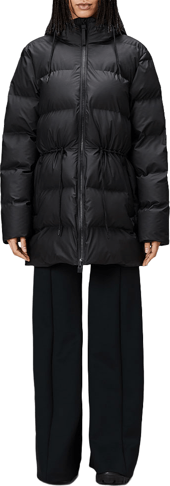 W Alta Puffer Parka W3T4, från Rains, i färgen Black.