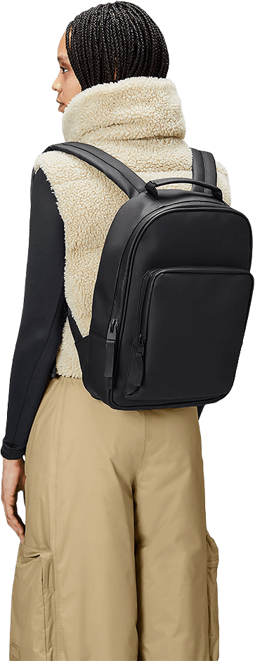 Book Daypack W3, från Rains, i färgen Black.