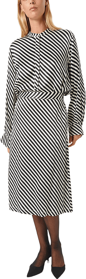 SLSoho Blouse, från Soaked In Luxury, i färgen Black & White Diagonal Stripe.