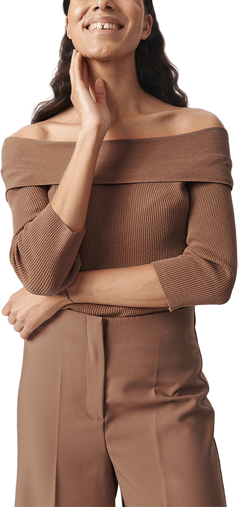 SLIndianna Offshoulder Pullover, från Soaked In Luxury, i färgen Walnut.