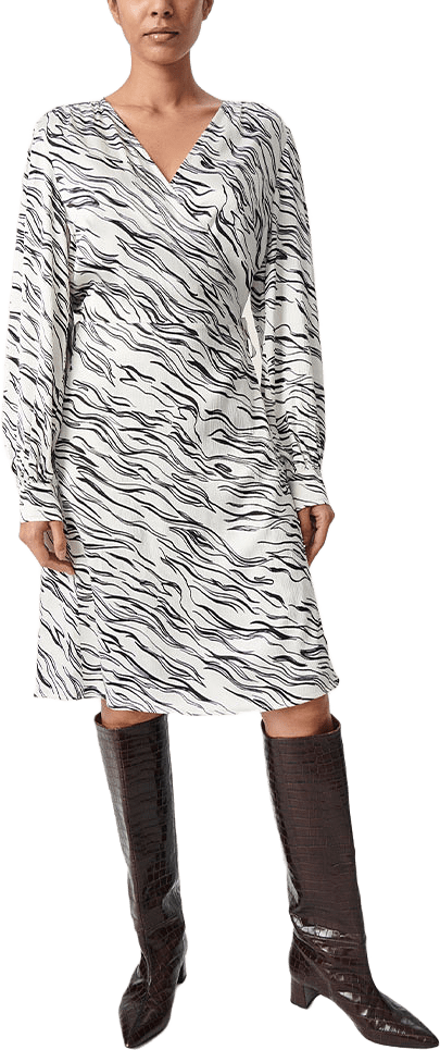 SLVinka Wrap Dress, från Soaked In Luxury, i färgen White And Black Wave Print.