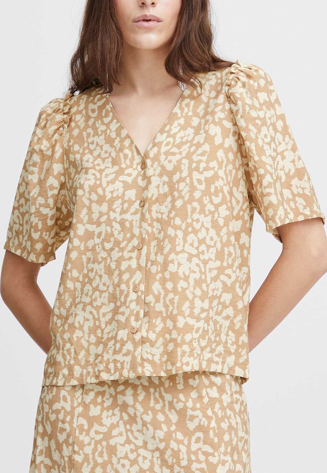 Ihtamiko Shirt, från ICHI, i färgen Natural Leo Aop.