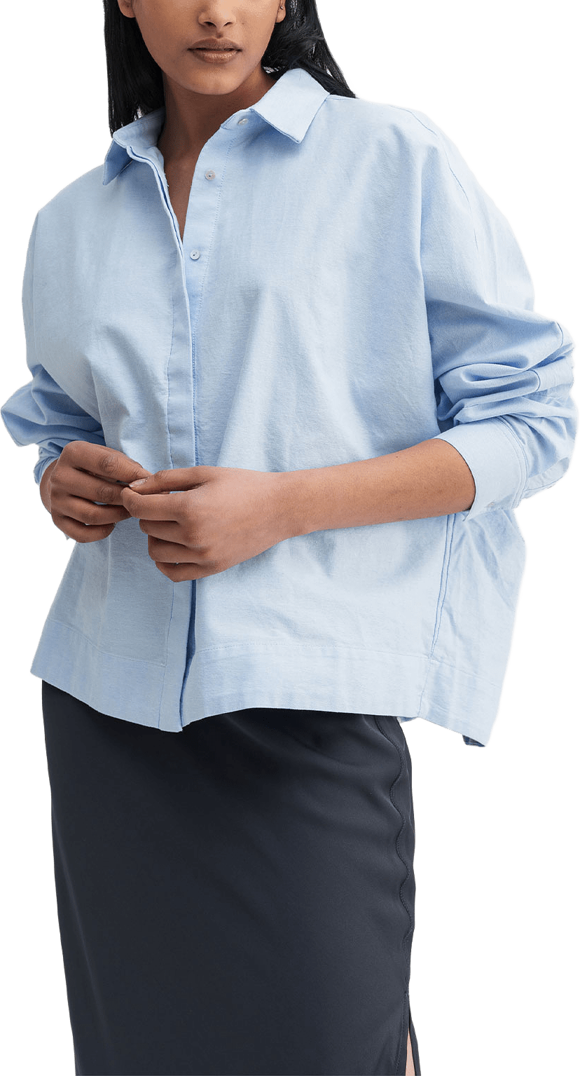 Gigi Oxofrd Shirt, från Ahlvar Gallery, i färgen Light Blue.