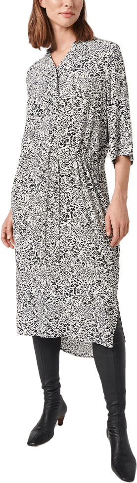 Klänning, Zaya, från Soaked In Luxury, i färgen Black And White Ditsy Print.