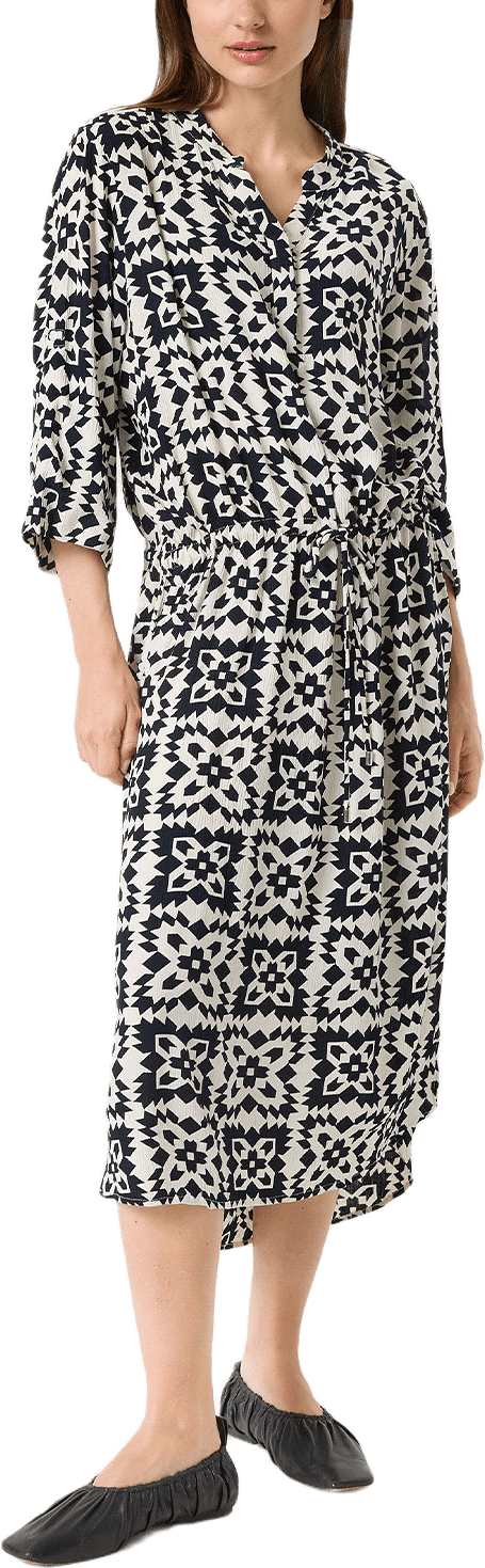 Klänning, Zaya, från Soaked In Luxury, i färgen White And Navy Folklore.