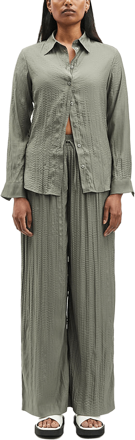 Sahelena byxor 15158, från SAMSOE SAMSOE, i färgen Dusty Olive.