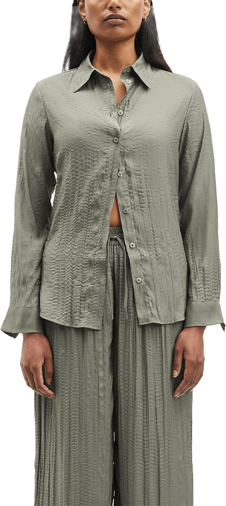 Saisabel shirt 15158, från SAMSOE SAMSOE, i färgen Dusty Olive.