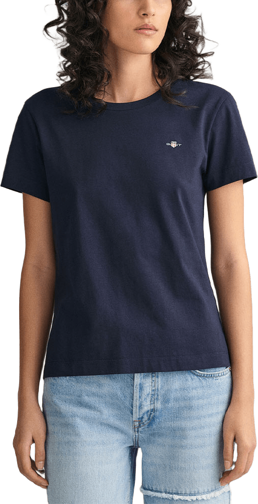 REG SHIELD SS T-SHIRT, från GANT, i färgen Evening Blue.