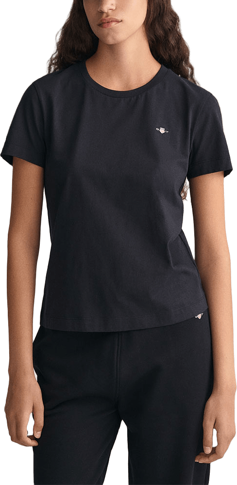 REG SHIELD SS T-SHIRT, från GANT, i färgen Black.