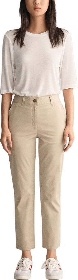 SLIM CHINOS, från GANT, i färgen Dry Sand.