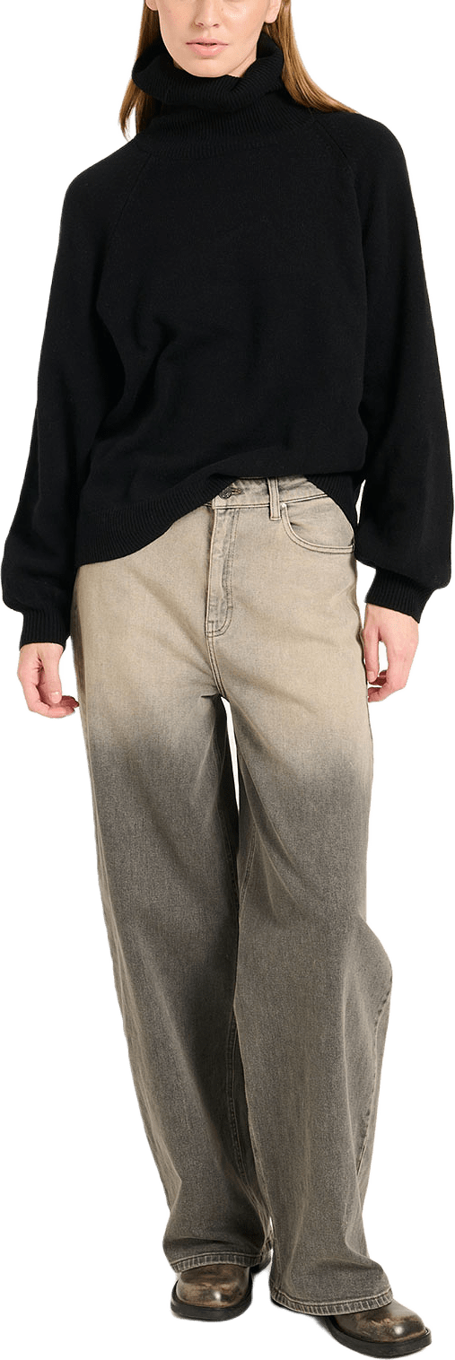 Manzigz Wool Pullover, från Gestuz, i färgen Black.