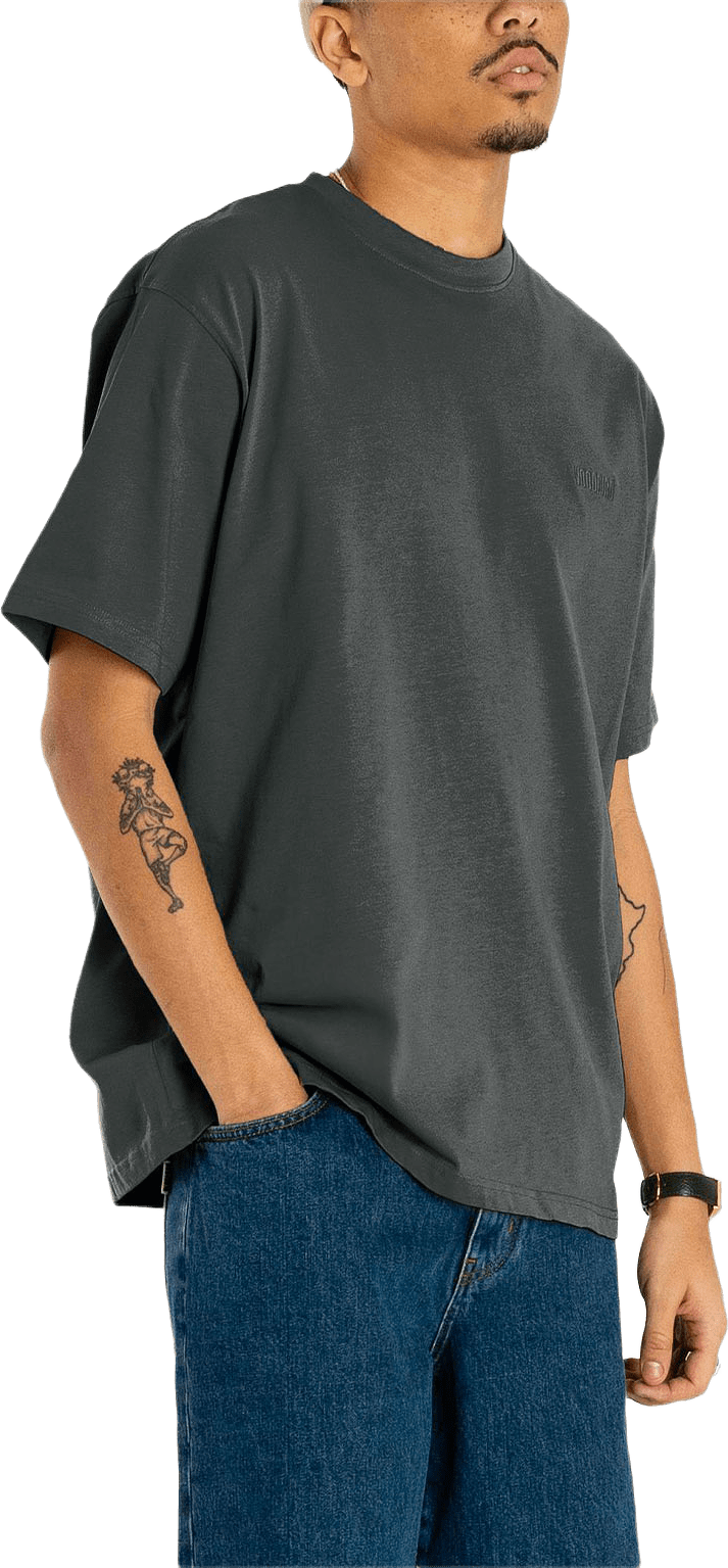 Baine Base tee, från Woodbird, i färgen Forrest Green.