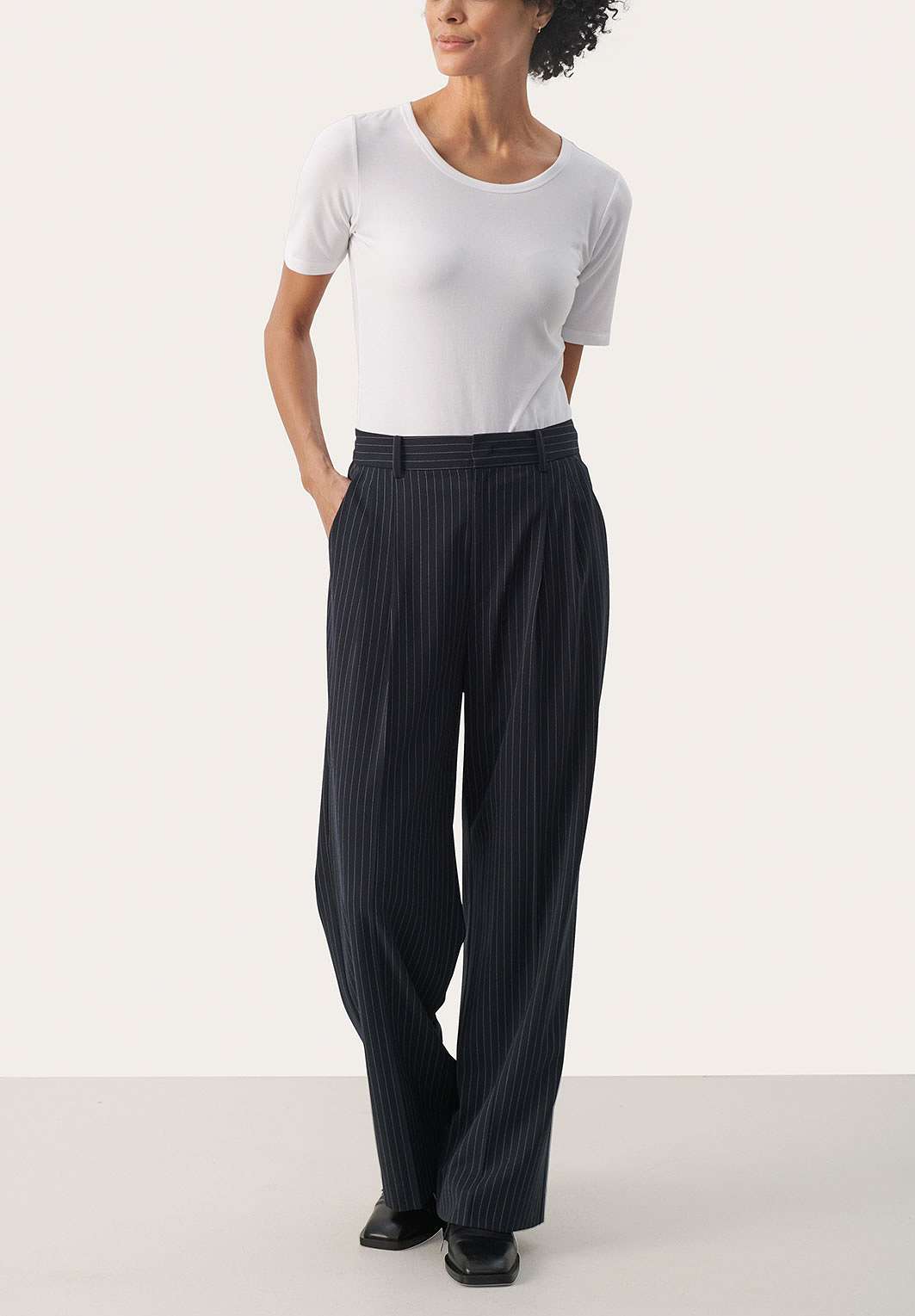 CherraPW Trousers, från Part Two, i färgen Dark Navy Pinstripe.