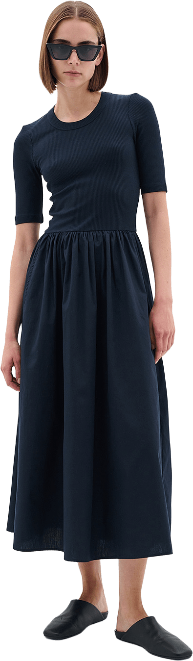 DagnamaIW SS Dress, från Inwear, i färgen Marine Blue.