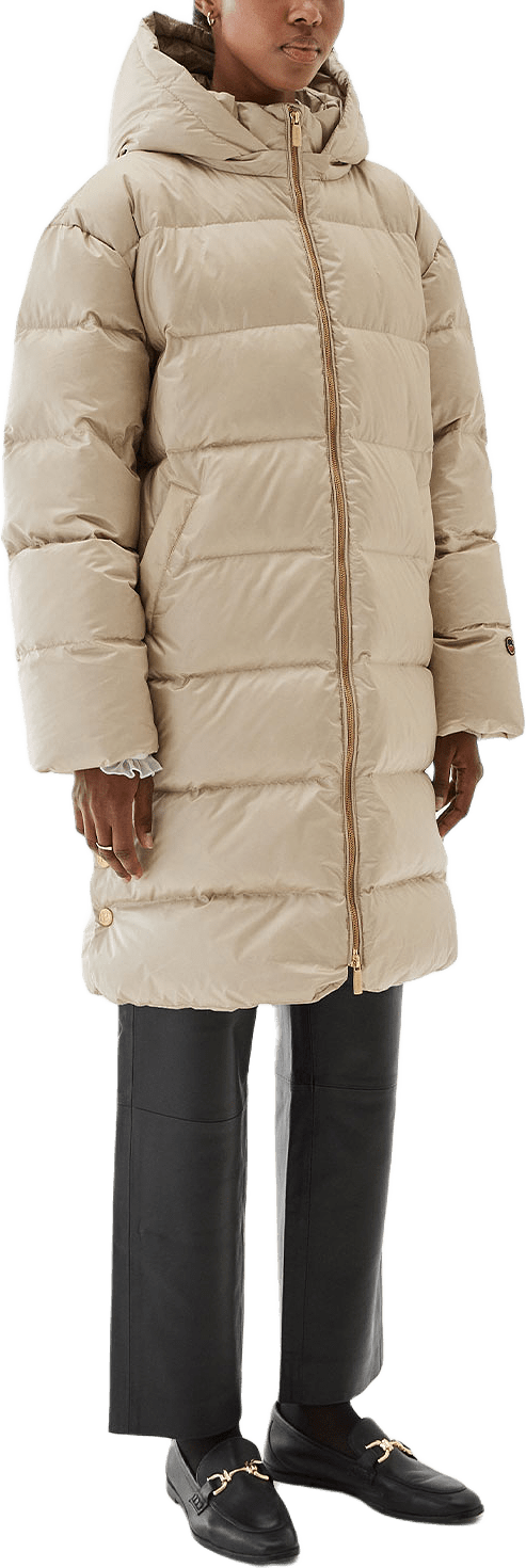 Farida Down Coat, från Busnel, i färgen Light Beige.