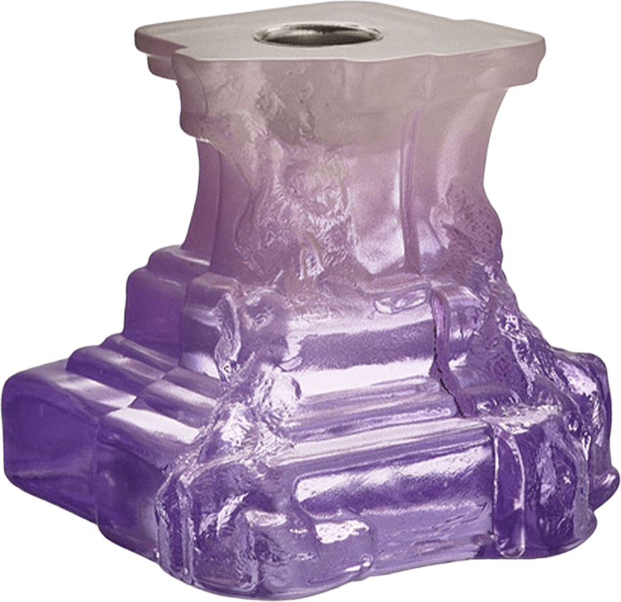 Ljusstake Rocky Baroque, från Kosta Boda, i färgen Lilac Haze.