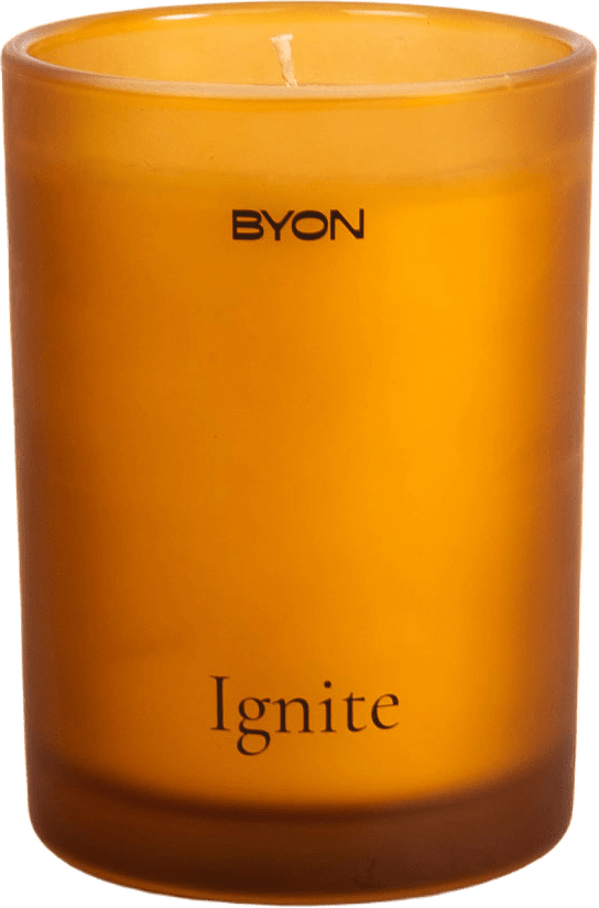 Doftljus Ignite 45tim, från Byon, i färgen Amber.