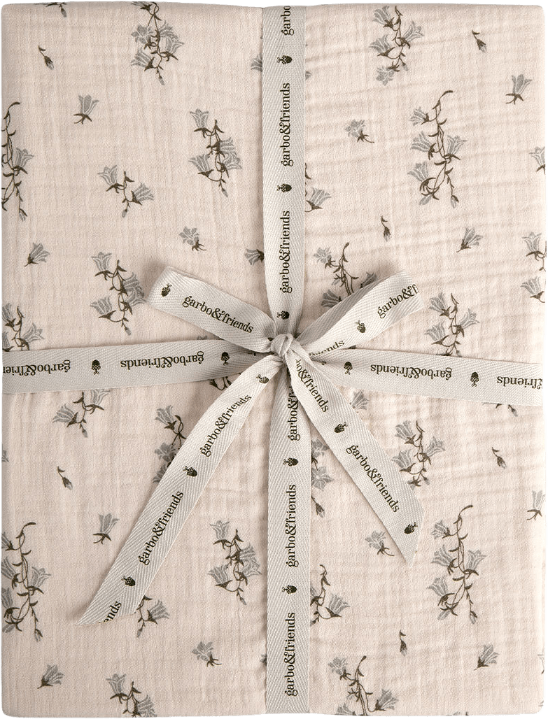 Muslin Dra-På-Lakan 60x120 cm, från Garbo&Friends, i färgen Bluebell.