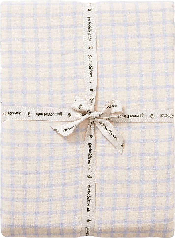 Muslin Dra-På-Lakan 90x200 cm, från Garbo&Friends, i färgen Gingham Sky Blue.