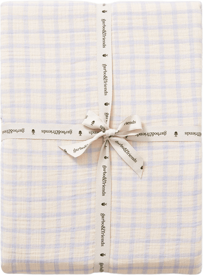 Muslin Dra-På-Lakan 60x120 cm, från Garbo&Friends, i färgen Gingham Sky Blue.