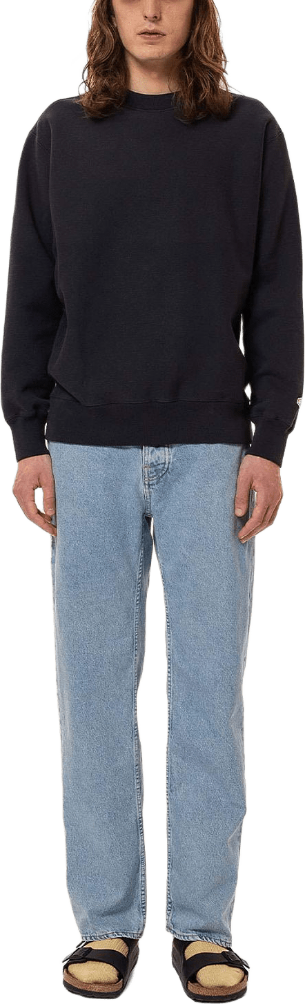 Hasse Crew Neck Sweatshirt, från Nudie Jeans, i färgen Navy.